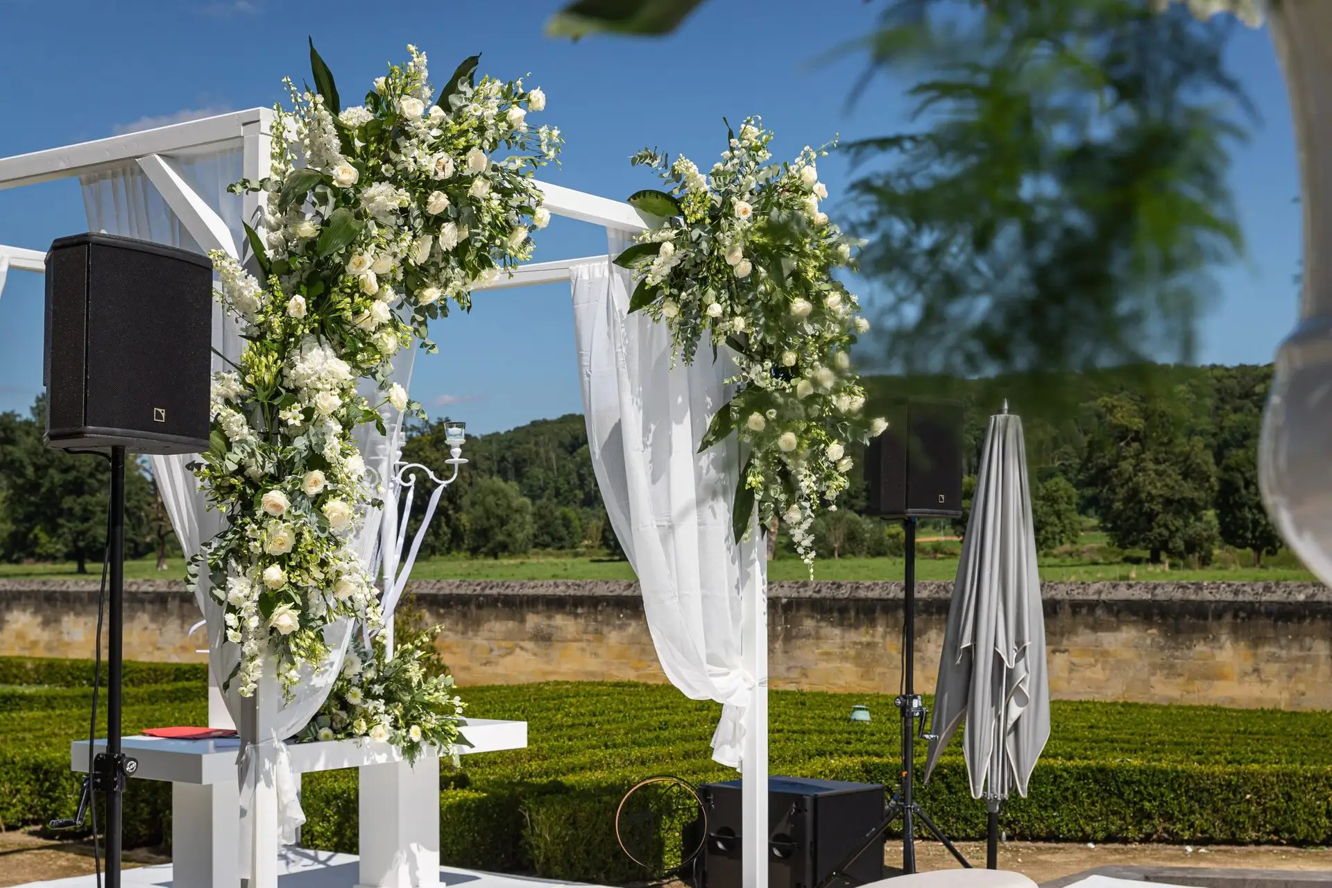 Detail van de bloemstyling, afgestemd op het kleurenpalet van de dag