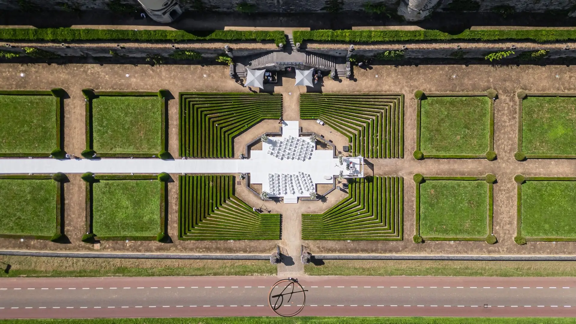 Avondsfeer van het trouwfeest bij het château