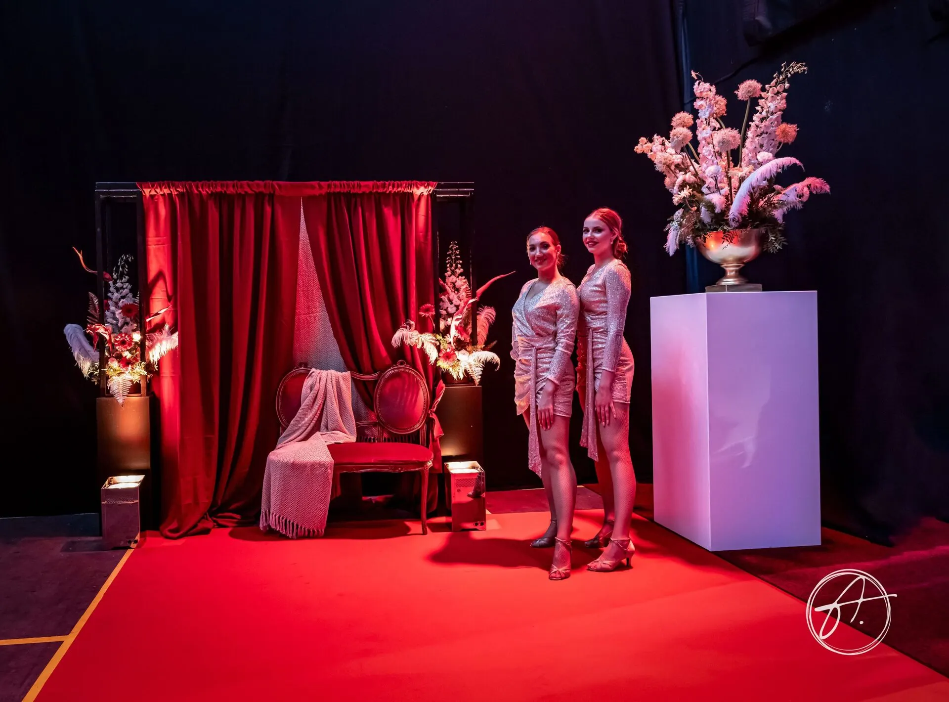 Gedekte dinertafels in de hangar van SAMCO