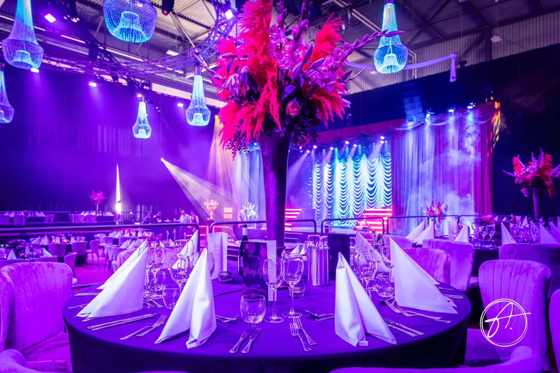 Theatrale setting van de dinnershow-avond