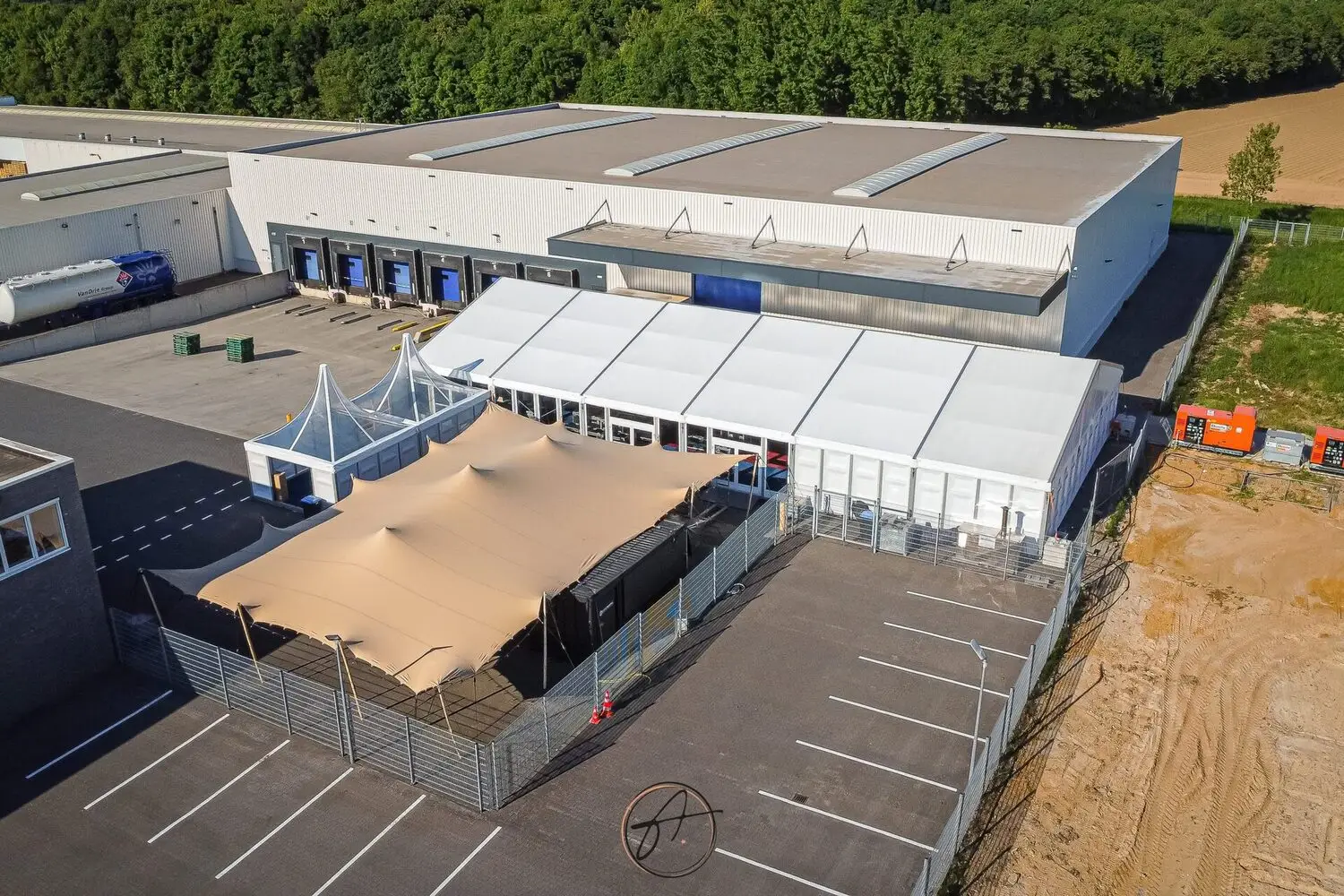 Luchtfoto van het eventterrein van het 100-jarig jubileum van Schils B.V. in Sittard