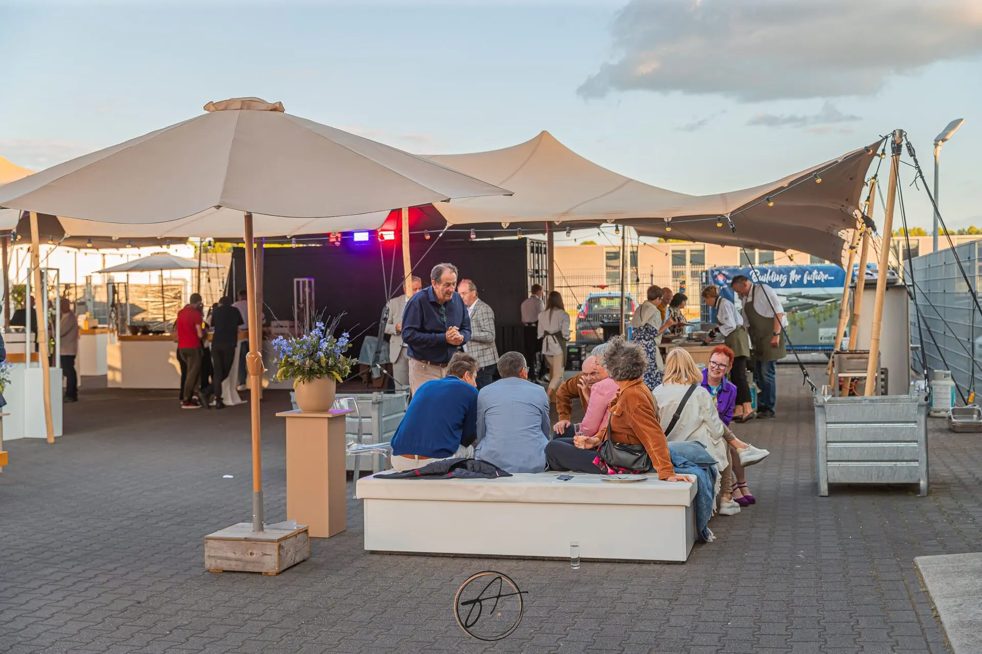 Gasten op de familiedag van het eeuwfeest