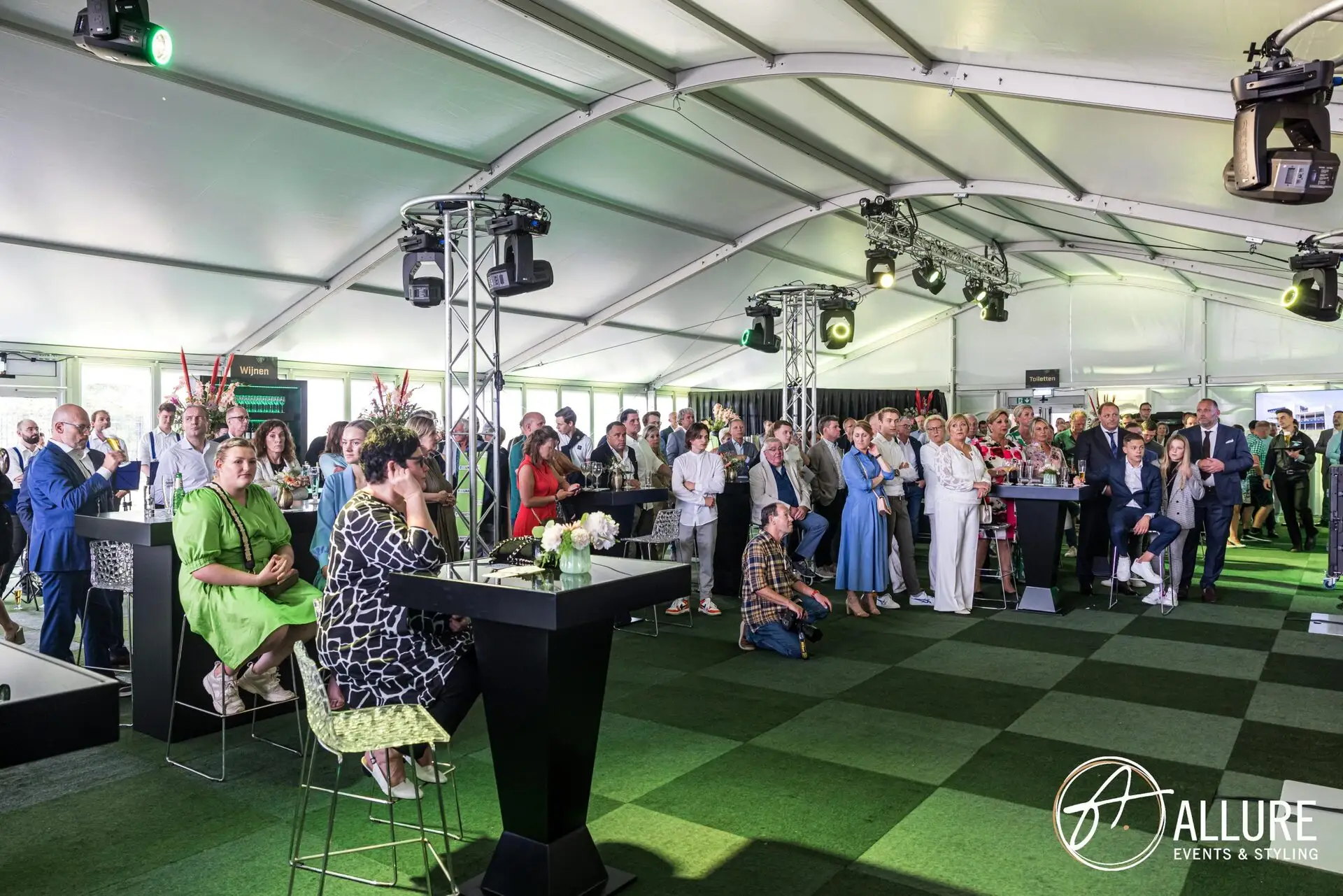 Feestelijke sfeer tijdens de bedrijfsopening