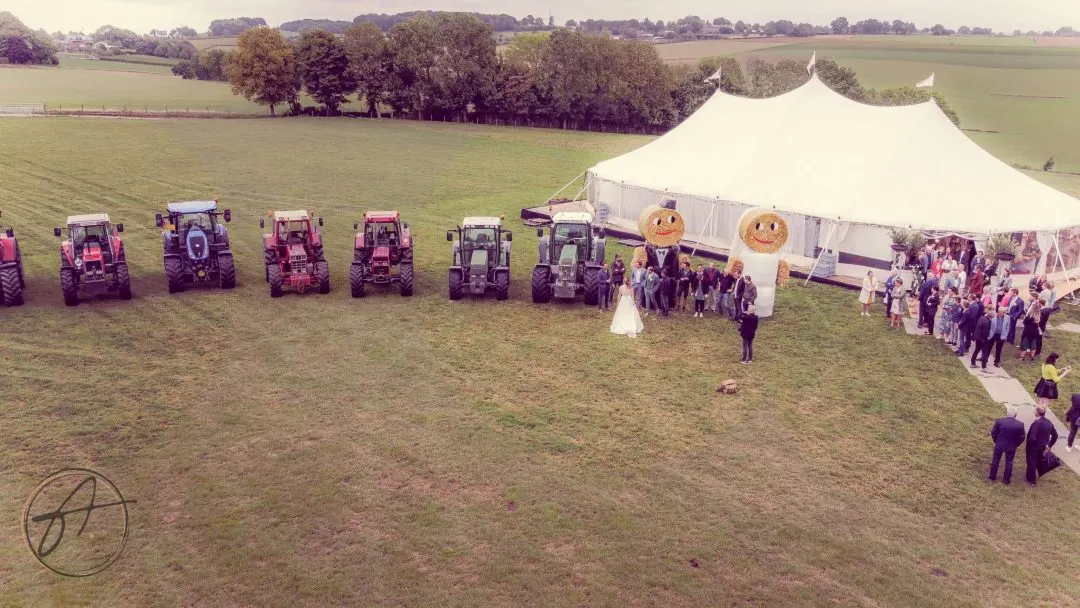 Luchtfoto van een buitenevent met tenten van Allure