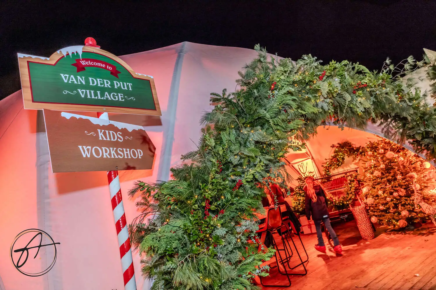 Winters gestylede feestzaal met warme verlichting, ingericht door Allure